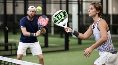 Comment volleyer au padel - conseils sur la technique, la tactique et la réaction aux balles rapides