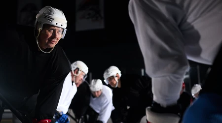 Débuter ton parcours au hockey à l'âge adulte