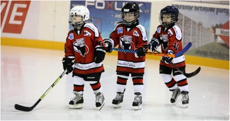 Pourquoi le hockey sur glace est un bon sport pour votre enfant et que faut-il pour le premier entraînement ?