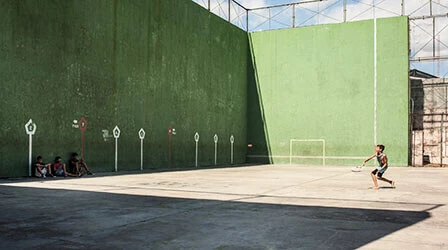 Quand et pour qui est-il judicieux de s'entraîner contre un mur de tennis?