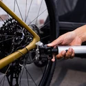 Plaque de recouvrement des charnières avec vis de fixation rapide Thule  Axle Mount ezHitch Plate with Quick Release Skewer