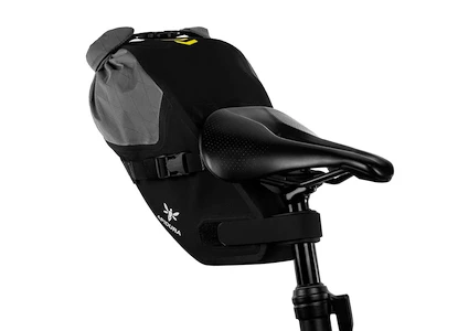Sac suspendu au tube supérieur du cadre Apidura  Backcountry saddle pack 4,5l