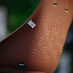 Siège de vélo Urban Iki  BIO Rear seat Carrier mounting Haniwa Brown/Bincho Black
