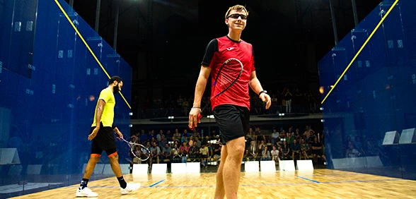 Viktor Byrtus au tournoi de squash d'exposition à Ostrava sur le court de verre