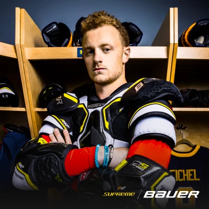 Jack Eichel en équipement Bauer Supreme