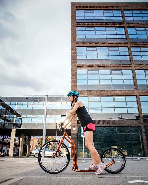 Le scooter Yedoo Steel s'intègre parfaitement dans un environnement industriel grâce à sa construction en acier