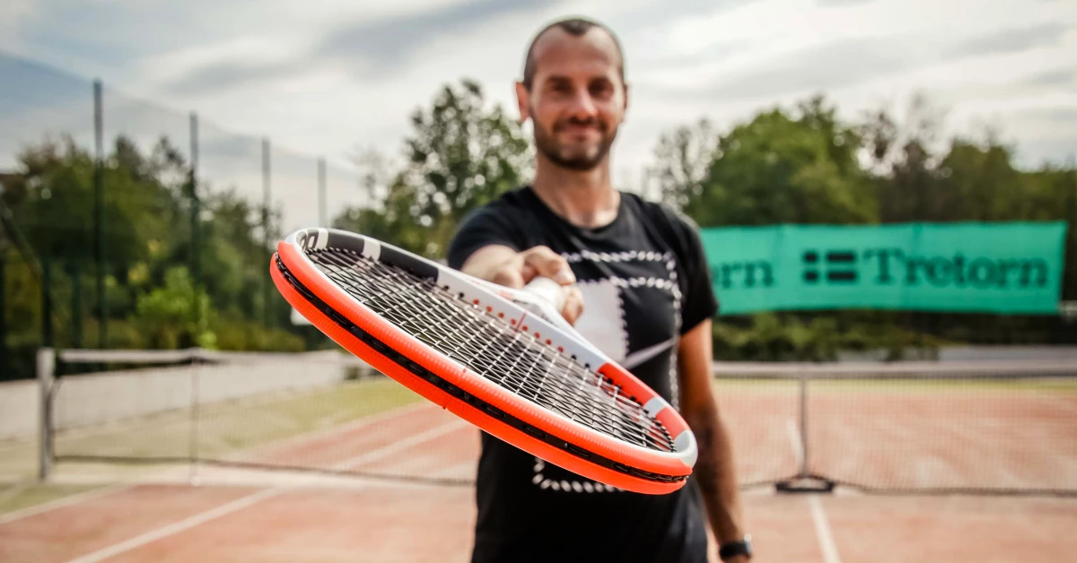 Zdeněk Hrabálek avec des raquettes de tennis Babolat Pure Strike 2020