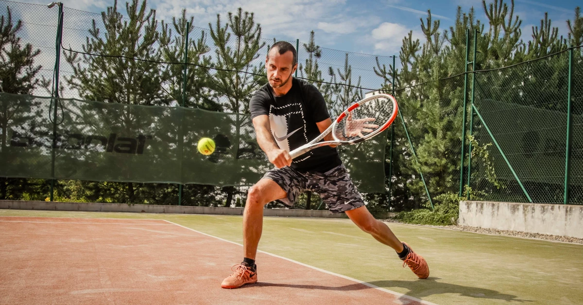 Zdeněk Hrabálek avec des raquettes de tennis Babolat Pure Strike 2020