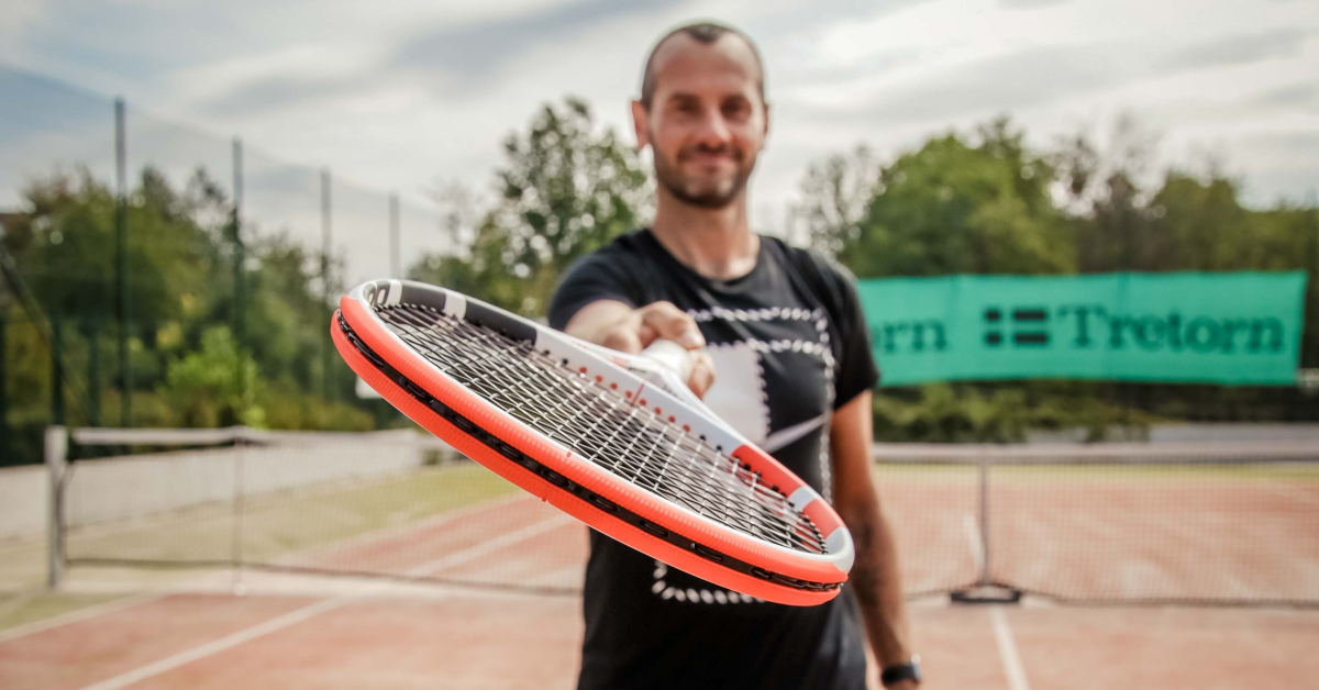 Zdeněk Hrabálek avec des raquettes de tennis Babolat Pure Strike 2020