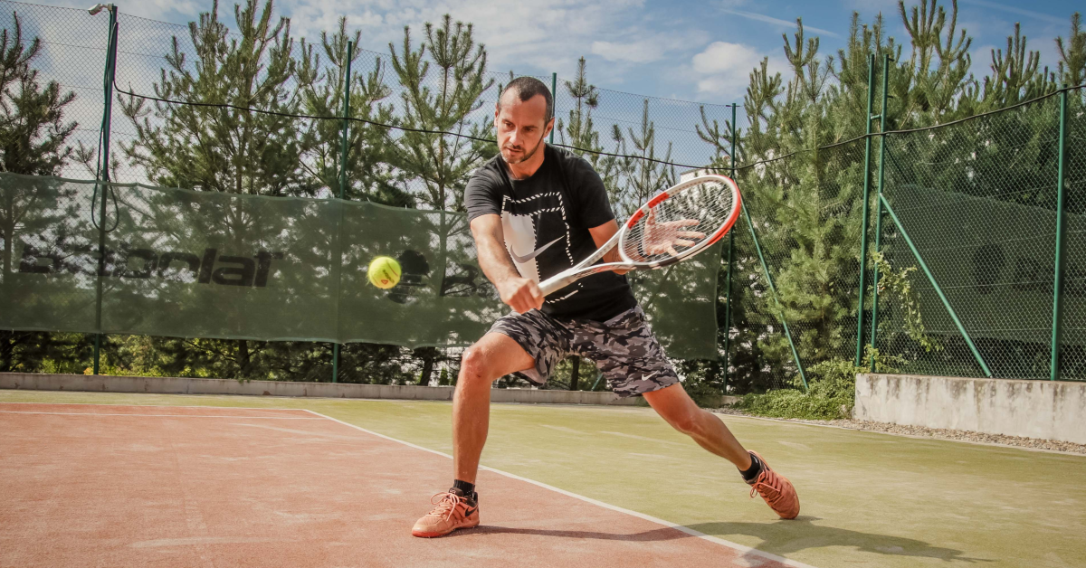 Zdeněk Hrabálek avec des raquettes de tennis Babolat Pure Strike 2020