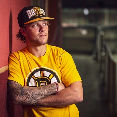 David Pastrňák en tenue de fan des Boston Bruins