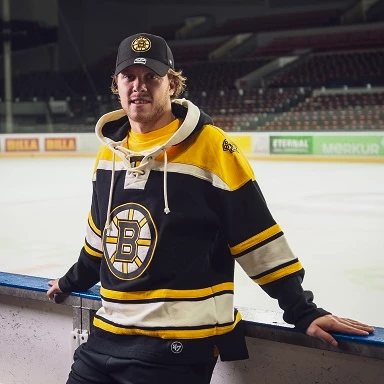 David Pastrňák en tenue de fan des Boston Bruins