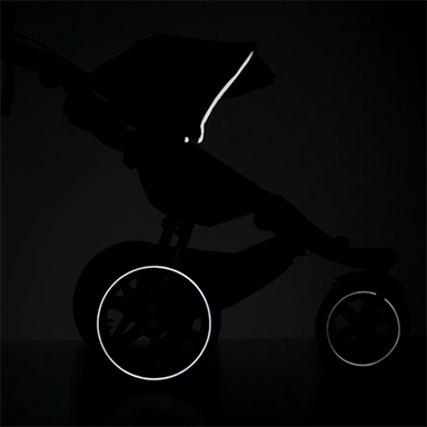 La poussette Thule Urban Glide 2 a des éléments réfléchissants sur les jantes et le toit