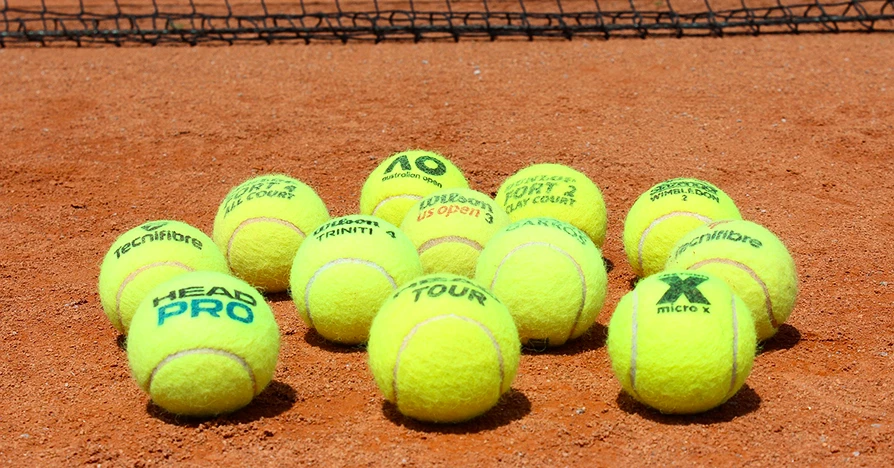 Balles de tennis sur terre battue