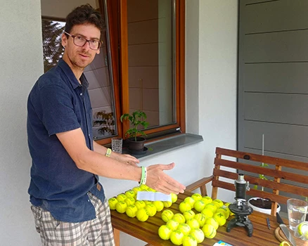 Michal Bayerl teste des balles de tennis