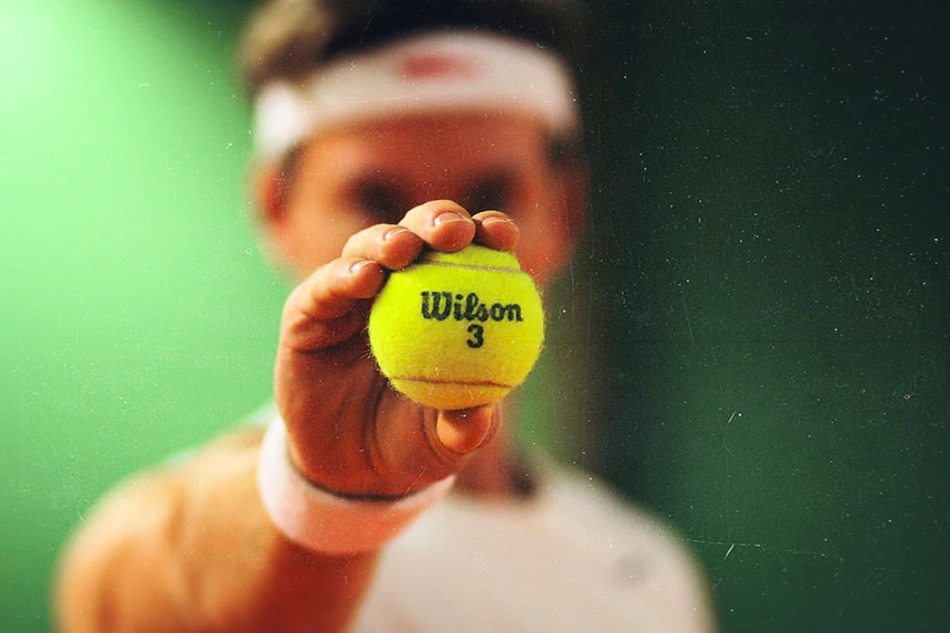 Lorsqu’une balle de tennis tombe sur une surface en béton d'une hauteur de 254 cm (100 pouces), elle doit rebondir jusqu’à une hauteur comprise entre 135 et 147 cm.