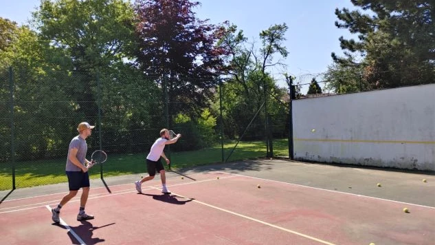 L'une des variantes est également le « squash-tennis » avec deux joueurs. Améliorez votre condition physique à tout âge.